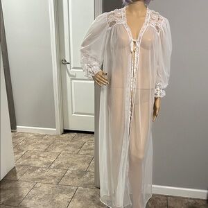 Elegant Vintage White Lace Sheer Robe Made in USA 🇺🇸